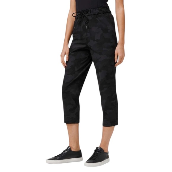 Lululemon‎ Stretch High Rise Crop Pants Heritage 365 Camouflage Deep Coal Black - Picture 9 of 9
